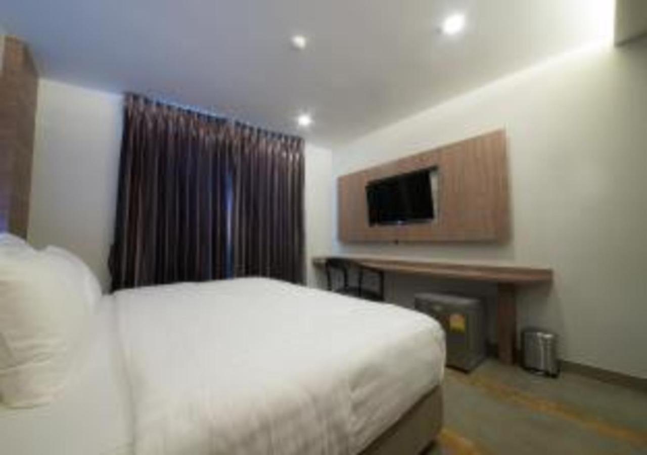 V20 Boutique Jacuzzi Hotel - Sha Extra Plus Bangkok Kültér fotó